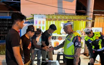 Patroli Blue Light Polantas Polda Sulbar: Bangun Kedekatan Akrab, Pastikan Malam yang Aman dan Penuh Kehangatan   