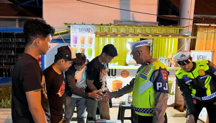 Patroli Blue Light Polantas Polda Sulbar: Bangun Kedekatan Akrab, Pastikan Malam yang Aman dan Penuh Kehangatan   