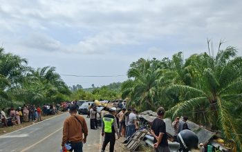 Polisi dan Warga Sigap Evakuasi Korban Bus Terperosok di Karossa
