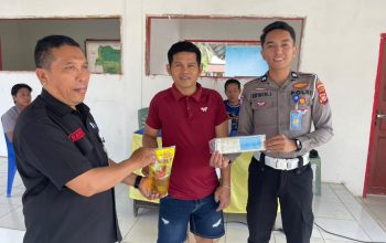 Samling Polantas Polda Sulbar Hadir di Tommo Mudahkan Urusan Administrasi dan Berbagi Minyak Goreng untuk Warga Taat Pajak