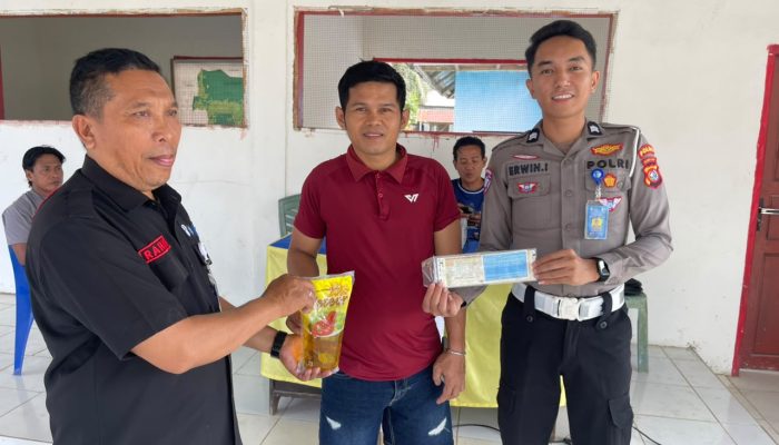 Samling Polantas Polda Sulbar Hadir di Tommo Mudahkan Urusan Administrasi dan Berbagi Minyak Goreng untuk Warga Taat Pajak