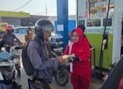 Antre BBM Berjam-jam di SPBU Simboro Pengendara Dapat Makanan Gratis