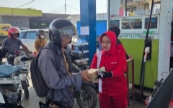 Antre BBM Berjam-jam di SPBU Simboro Pengendara Dapat Makanan Gratis