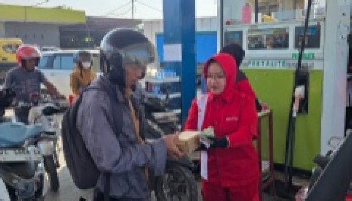 Antre BBM Berjam-jam di SPBU Simboro Pengendara Dapat Makanan Gratis