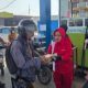 Antre BBM Berjam-jam di SPBU Simboro Pengendara Dapat Makanan Gratis
