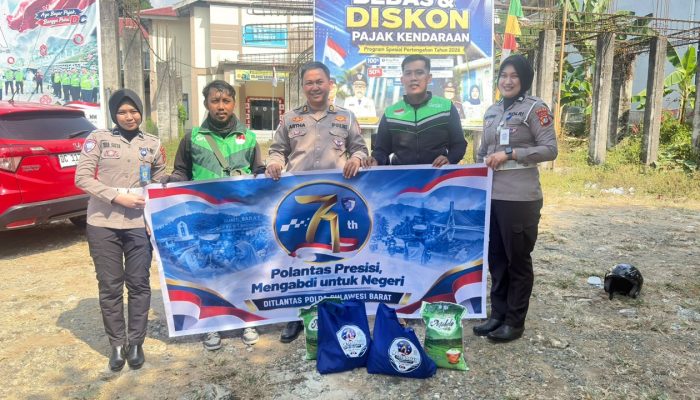 Wujud Syukur 71 Tahun Pengabdian, Ditlantas Polda Sulbar Tebar Kebaikan Lewat Bakti Sosial dan Anjangsana