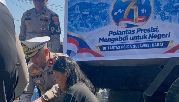 Krisis Air di Saluleang, Polantas Polda Sulbar Salurkan 10.000 Liter Air Bersih Sebagai Makna Pengabdian HUT Lantas ke-71