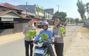 Pengendara Tertib di Mamuju Dapat Kejutan Manis Dari Polantas Polda Sulbar Pulang Bawa Sayur Segar