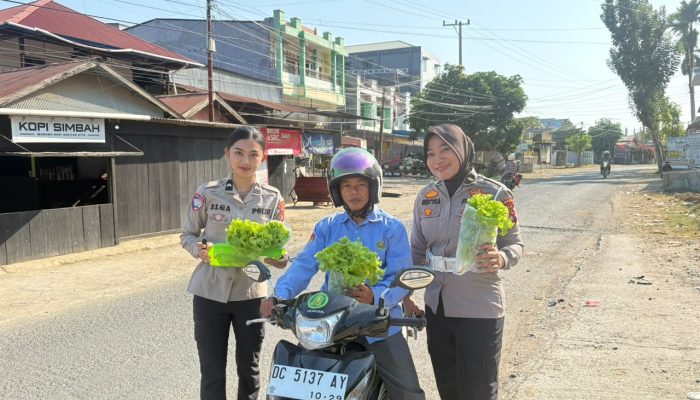 Pengendara Tertib di Mamuju Dapat Kejutan Manis Dari Polantas Polda Sulbar Pulang Bawa Sayur Segar
