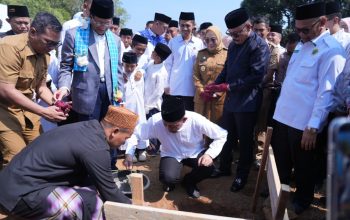 Gubernur SDK Dampingi Menag RI Letakkan Batu Pertama Asrama As’adiyah Mamuju, Diproyeksikan Jadi Pesantren Percontohan Sulbar