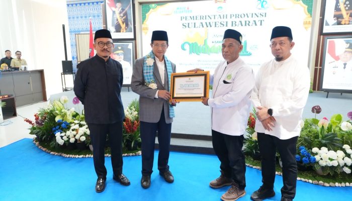 Hadiri Maulid Nabi di Sulbar, Menag RI Puji Pembangunan dan Kinerja Gubernur Suhardi Duka