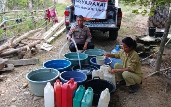 Kapolda Sulbar Salurkan 30 Ton Air Bersih untuk Warga Pulau Ambo dan Papotongan