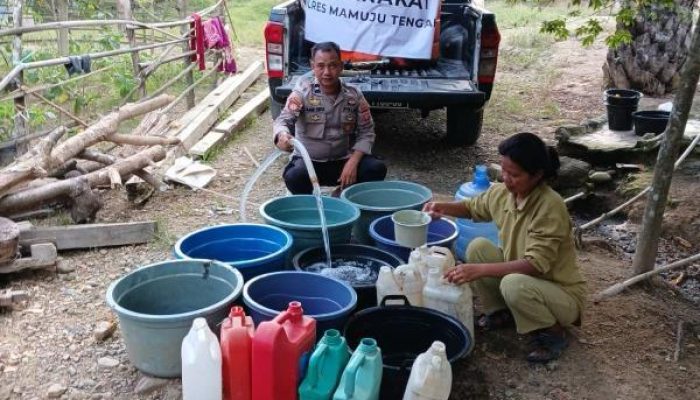 Kapolda Sulbar Salurkan 30 Ton Air Bersih untuk Warga Pulau Ambo dan Papotongan