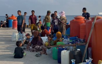 Dahaga Panjang Terjawab, Tangis Haru Niar dan Warga Pulau Ambo Terima Bantuan Air Bersih Kapolda   