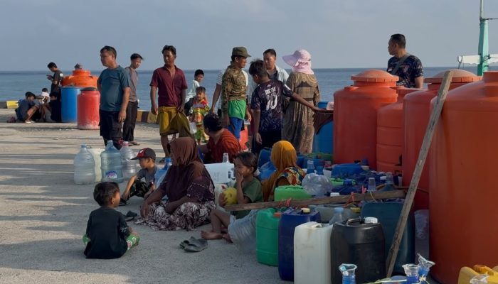 Dahaga Panjang Terjawab, Tangis Haru Niar dan Warga Pulau Ambo Terima Bantuan Air Bersih Kapolda   