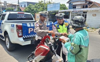 Polantas Polda Sulbar Berbagi, Hapus Lelah Pejuang Jalanan Mamuju   