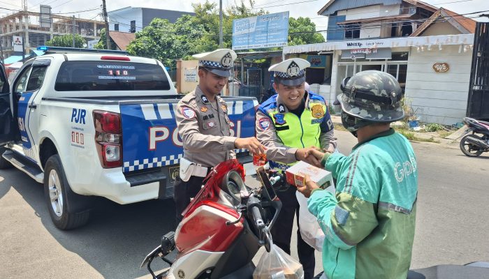 Polantas Polda Sulbar Berbagi, Hapus Lelah Pejuang Jalanan Mamuju   