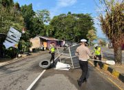 Respon Cepat Ditlantas Polda Sulbar Evakuasi Pohon dan Tiang Lampu Tumbang Akibat Hujan Angin   