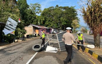 Respon Cepat Ditlantas Polda Sulbar Evakuasi Pohon dan Tiang Lampu Tumbang Akibat Hujan Angin   