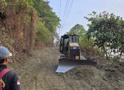 Kondisi Jalan di Tapalang Barat Mulai Berubah, UPTD Jalan dan Jembatan PUPR Sulbar Lakukan Penanganan