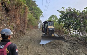 Kondisi Jalan di Tapalang Barat Mulai Berubah, UPTD Jalan dan Jembatan PUPR Sulbar Lakukan Penanganan