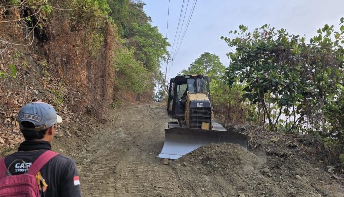 Kondisi Jalan di Tapalang Barat Mulai Berubah, UPTD Jalan dan Jembatan PUPR Sulbar Lakukan Penanganan