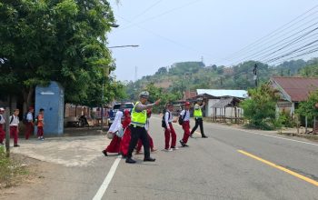 Polantas Polda Sulbar Hadir Jaga Langkah Pulang Para Pelajar   