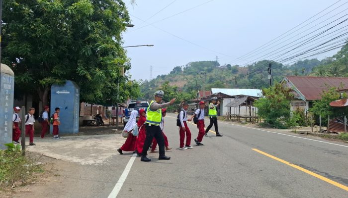 Polantas Polda Sulbar Hadir Jaga Langkah Pulang Para Pelajar   