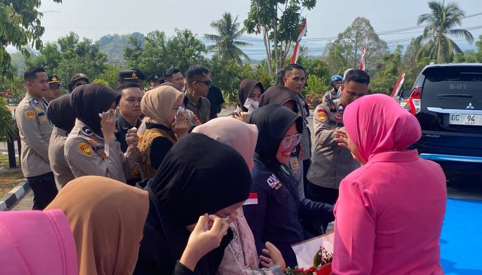 Doa Penuh Kehangatan Iringi Langkah Pamit Irjen Pol Adi Deriyan Jayamarta   