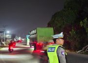 Polantas Karib Polda Sulbar, Patroli di Titik Rawan, Edukasi Keselamatan dan Berbagi Air Dengan Pengguna Jalan