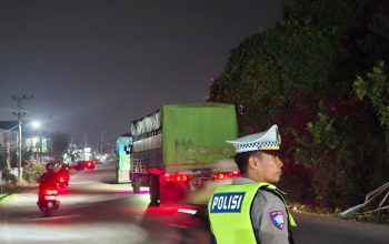 Polantas Karib Polda Sulbar, Patroli di Titik Rawan, Edukasi Keselamatan dan Berbagi Air Dengan Pengguna Jalan