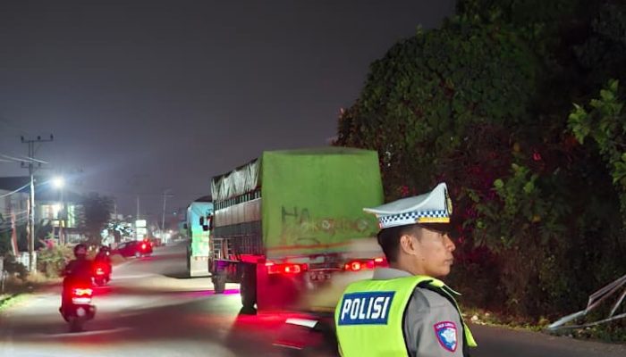 Polantas Karib Polda Sulbar, Patroli di Titik Rawan, Edukasi Keselamatan dan Berbagi Air Dengan Pengguna Jalan