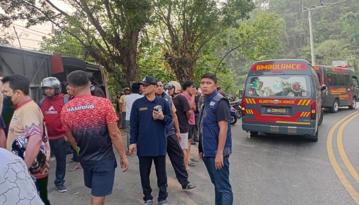Bus Makassar-Palu Terbalik di Mamuju, Tim Biddokkes Polda Sulbar Respon Cepat Evakuasi 26 Korban   