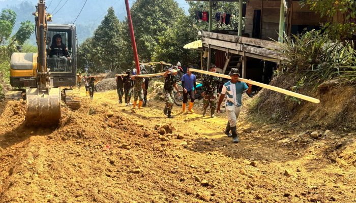 Wujudkan Akses Jalan yang Lebih Baik, Satgas TMMD ke-130 Pasang Mal di Dusun Rombiaapo   