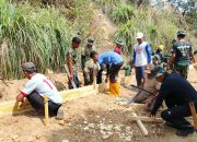 Proses Pengerjaan Jalan di Desa Pamulukang Dimulai, Satgas TMMD ke-130 da Warga Kompak Lakukan Pemasangan Mal 