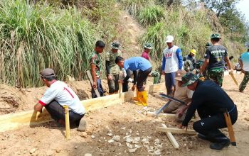 Proses Pengerjaan Jalan di Desa Pamulukang Dimulai, Satgas TMMD ke-130 da Warga Kompak Lakukan Pemasangan Mal 