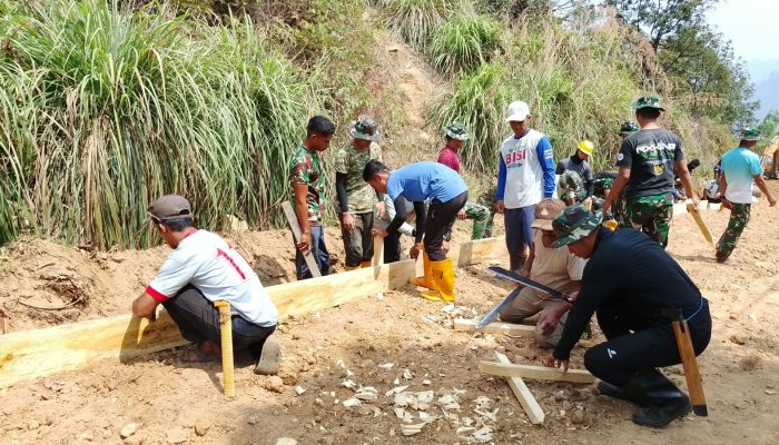 Proses Pengerjaan Jalan di Desa Pamulukang Dimulai, Satgas TMMD ke-130 da Warga Kompak Lakukan Pemasangan Mal 
