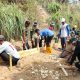 Proses Pengerjaan Jalan di Desa Pamulukang Dimulai, Satgas TMMD ke-130 da Warga Kompak Lakukan Pemasangan Mal 