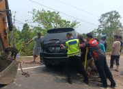Gerak Cepat Polantas Polda Sulbar Hadir Bersama Masyarakat Evakuasi Mobil Masuk Lereng   