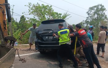 Gerak Cepat Polantas Polda Sulbar Hadir Bersama Masyarakat Evakuasi Mobil Masuk Lereng   