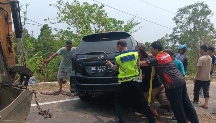 Gerak Cepat Polantas Polda Sulbar Hadir Bersama Masyarakat Evakuasi Mobil Masuk Lereng   