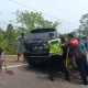 Gerak Cepat Polantas Polda Sulbar Hadir Bersama Masyarakat Evakuasi Mobil Masuk Lereng   