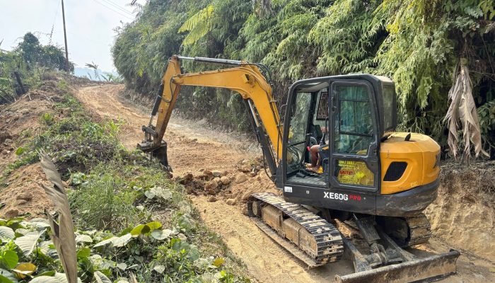 Tingkatkan Kualitas Akses Transportasi Satgas TMMD ke-130 Mulai Lakukan Pengerukan Badan Jalan Desa