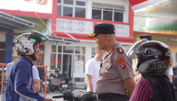 Kapolda Sulbar dan Jajaran Pejabat Utama Terjun Langsung Atur Lalu Lintas dan Sapa Pengendara   