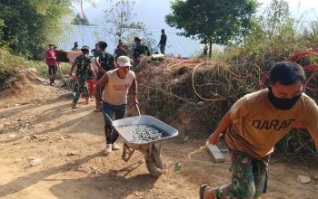 TMMD ke-130 dan Warga Terus Genjot Pengerjaan Rabat Beton di Dusun Rumbiapo Pamulukang