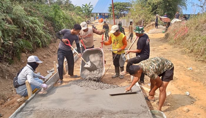 Kekompakan Satgas TMMD dan Warga Kunci Suksesnya Pembangunan di Dusun Rumbiapo Pamulukang 