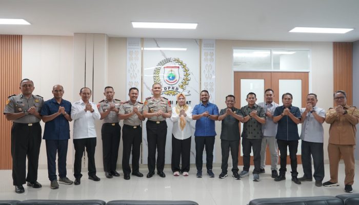 Kunjungan ke Kantor DPRD, Kapolda Sulbar Tegaskan Komitmen Kawal Aspirasi Sebagai Sarana Penyampaian Pendapat   