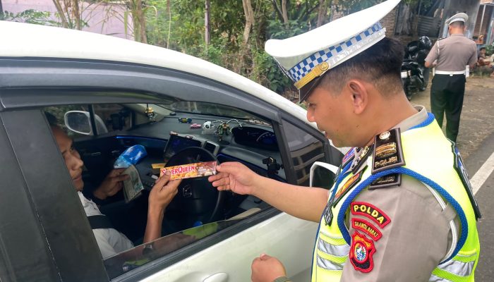 Polantas Sulbar, Samsat dan Jasa Raharja Edukasi Kepatuhan Pajak Kendaraan, Taat Pajak Dapat Coklat dari Petugas   