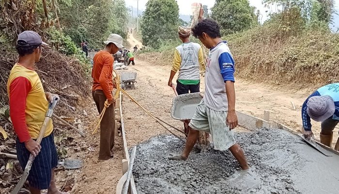 TMMD ke-130 Kodim Mamuju Cor Jalan di Dusun Pammulukang Barat