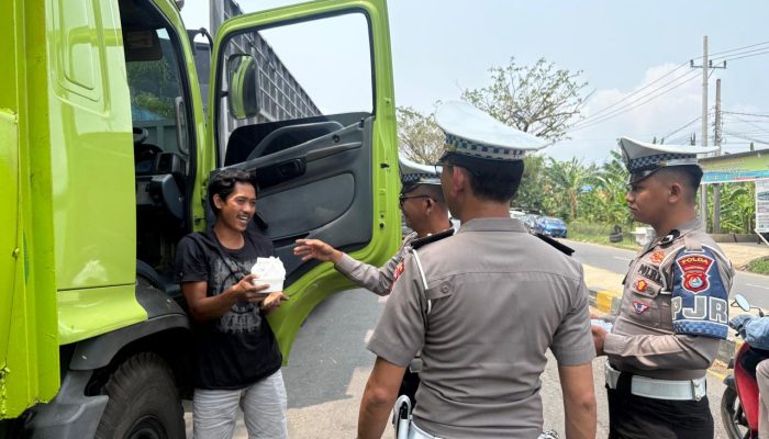 Personel Polantas Polda Sulbar Berbagi Nasi Kotak ke Pengendara, Termasuk Sopir Truk